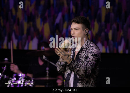 Neapel, Italien. 19 Mär, 2017. Irama ist ein italienischer Liedermacher, die teilgenommen haben in Amici, führt live beim Duell schlagen in Napoli mit 'Giovani per Sempre tour". Credit: Francesco Cigliano/Pacific Press/Alamy leben Nachrichten Stockfoto