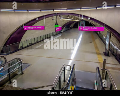 SANTIAGO, CHILE - Oktober 09, 2018: Indoor Blick auf elektrische Treppen in einer U-Bahn-Station, Santiago de Chile Stockfoto