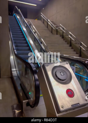 SANTIAGO, CHILE - Oktober 09, 2018: Indoor Blick auf elektrische Treppen in einer U-Bahn-Station, Santiago de Chile Stockfoto