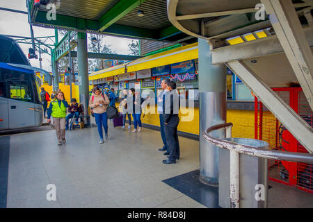 SANTIAGO, CHILE - Oktober 09, 2018: Nicht identifizierte Personen innerhalb des Terminals Plattformen bei Alameda Busbahnhof wartet. Dies ist die grösste und wichtigste Busbahnhof der Stadt Stockfoto