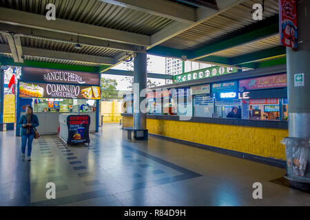 SANTIAGO, CHILE - Oktober 09, 2018: Nicht identifizierte Personen innerhalb des Terminals Plattformen bei Alameda Busbahnhof wartet. Dies ist die grösste und wichtigste Busbahnhof der Stadt Stockfoto