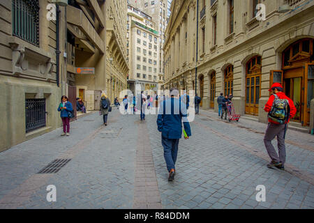 SANTIAGO, CHILE - 14. SEPTEMBER 2018: unbekannte Menschen zu Fuß auf der Plaza de las Armas Square in Santiago de Chile Stockfoto