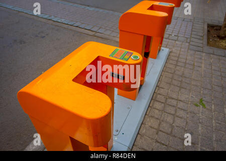 SANTIAGO DE CHILE - Oktober 09, 201: Im Freien von orange Maschine Fahrrad station in Downtown in Santiago de Chile. Stockfoto