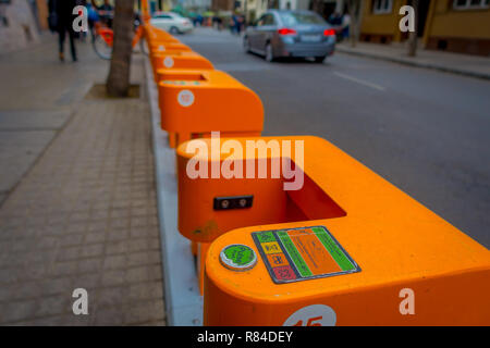 SANTIAGO DE CHILE - Oktober 09, 201: Im Freien von orange Maschine Fahrrad station in Downtown in Santiago de Chile. Stockfoto