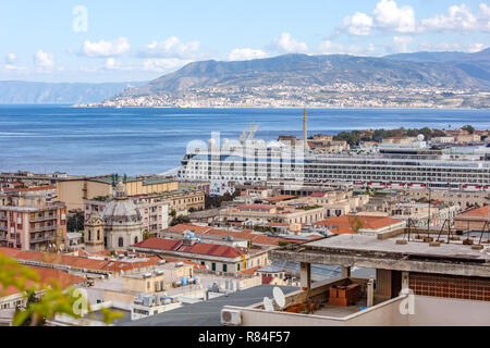Messina, Sizilien/Italien: Stadtbild, larg Panorama auf die Stadt und die Bucht. Stockfoto