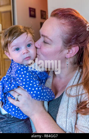 Mutter küssen ihre drei Monate alte Tochter. (MR) Stockfoto