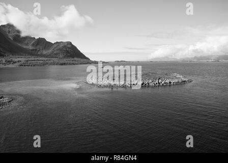 Welt entdecken. Runde Welt Kreuzfahrt. Insel steinig umgeben von idyllischen Meer Wasser in Norwegen. Meereslandschaft mit Insel norwegischen Fjorde. Insel steinigen Klippen Küste. Beste natur Orte in Norwegen besuchen. Stockfoto