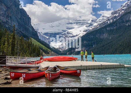 Kanus bereit am Lake Louise, Banff National Park, Alberta, Kanada gemietet werden. (Für die redaktionelle Nutzung) Stockfoto