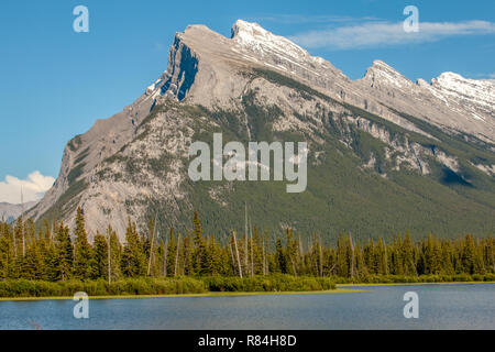 Banff National Park, Alberta, Kanada. Vermilion Lake mit Mount Rundle im Hintergrund, außerhalb von Banff. Stockfoto