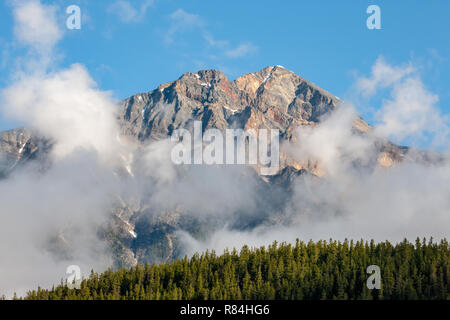 Anzeigen von Pyramid Mountain von Patricia Lake Circle Trail in der Nähe von Jasper, Jasper National Park, Alberta, Kanada Stockfoto
