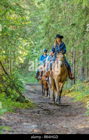 Menschen Reiten auf den Patricia Lake Circle Trail in der Nähe von Jasper, Jasper National Park, Alberta, Kanada. (Für die redaktionelle Nutzung) Stockfoto