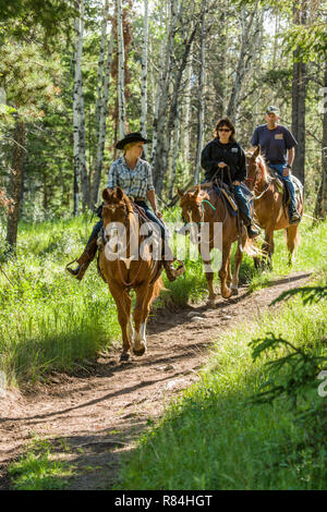 Menschen Reiten auf den Patricia Lake Circle Trail in der Nähe von Jasper, Jasper National Park, Alberta, Kanada. (Für die redaktionelle Nutzung) Stockfoto