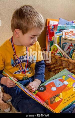 Vier Jahre alten Jungen lesen zu sich selbst Stockfoto