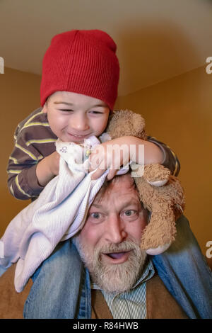 Drei Jahre alte Junge sitzt auf seinem Opa Schultern. (MR) Stockfoto