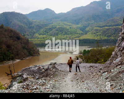 Neue Straße Sem Anbindung an Khet Dorf am Ufer des Sarda River. Der Kreuzung mit der Ladhya kann gesehen werden, Kumaon Hügel, Uttarakhand, Indien Stockfoto