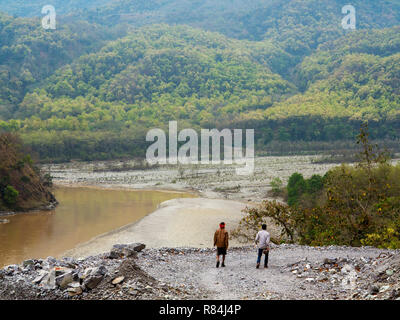 Neue Straße Sem Anbindung an Khet Dorf am Ufer des Sarda River. Der Kreuzung mit der Ladhya kann gesehen werden, Kumaon Hügel, Uttarakhand, Indien Stockfoto