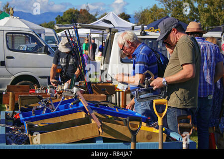 Man das Tool. Männer kaufen Werkzeuge an ein Open-air-Markt in Neuseeland Abschaltdruck Stockfoto