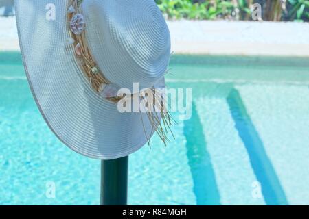 Hübsches weißes Beach Hut, am Pool Zaun Stockfoto