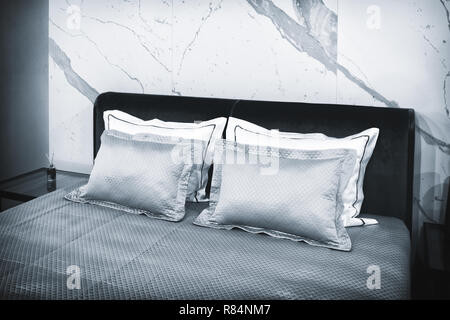 Luxus modernes Schlafzimmer in Grau- und Blautönen, Interieur des Hotel Schlafzimmer Stockfoto