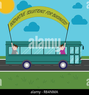 Text Zeichen zeigt innovative Lösungen für Unternehmen. Konzeptionelle Foto moderne Ideen für Unternehmen zwei Kinder in der Schule Bus heraus halten, Banner Stockfoto