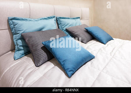 Luxus modernes Schlafzimmer in Rosa- und Blautönen, Interieur des Hotel Schlafzimmer Stockfoto