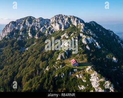 Luftaufnahme des Gipfels des Nationalparks Risnjak mit einer Berghütte, Kroatien Stockfoto