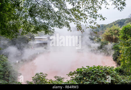 Beppu, Oita, Japan, November 8, 2018: Chinoike Jigoku (Blut Teich Hölle) Teich im Herbst, einer der berühmten Thermalquellen Viewpoint, repr Stockfoto