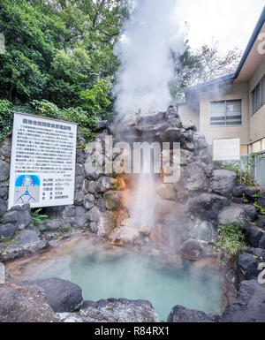 Beppu, Oita, Japan, November 8, 2018: Tatsumaki Jigoku (Tornado Hölle) Brunnen im Herbst, einer der berühmten Thermalquellen Viewpoint, re Stockfoto