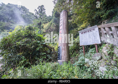 Beppu, Oita, Japan, November 8, 2018: Chinoike Jigoku (Blut Teich Hölle) Teich im Herbst, einer der berühmten Thermalquellen Viewpoint, repr Stockfoto