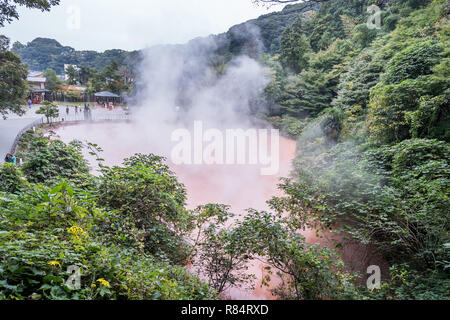 Beppu, Oita, Japan, November 8, 2018: Chinoike Jigoku (Blut Teich Hölle) Teich im Herbst, einer der berühmten Thermalquellen Viewpoint, repr Stockfoto