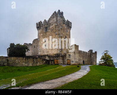 Ross Castle, Ruinen, ein Turm aus dem 15. Jahrhundert Haus und am Rande von Lough Leane, Nationalpark Killarney, County Kerry, Irland halten. Stockfoto