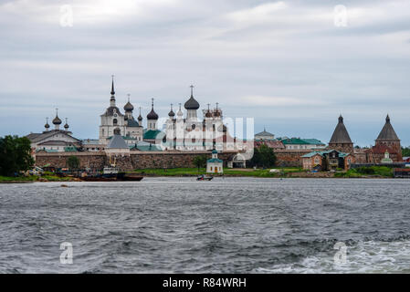 Blick auf solovetsky Kloster aus der Bucht von Wohlbefinden, Russland. Solovetsky Kloster ist auf der Liste des UNESCO Welterbes. Solowki Inseln, Arkhang Stockfoto