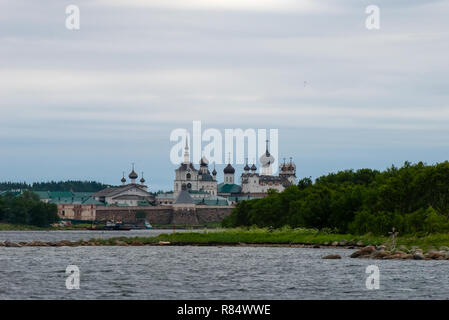 Blick auf solovetsky Kloster aus der Bucht von Wohlbefinden, Russland. Solovetsky Kloster ist auf der Liste des UNESCO Welterbes. Solowki Inseln, Arkhang Stockfoto