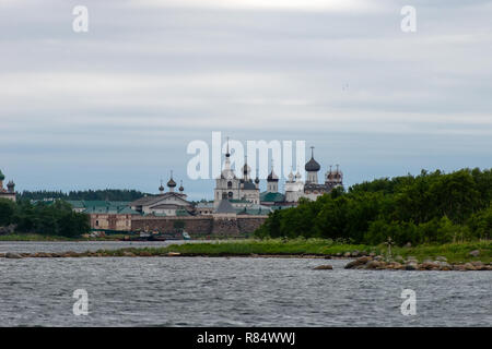 Blick auf solovetsky Kloster aus der Bucht von Wohlbefinden, Russland. Solovetsky Kloster ist auf der Liste des UNESCO Welterbes. Solowki Inseln, Arkhang Stockfoto