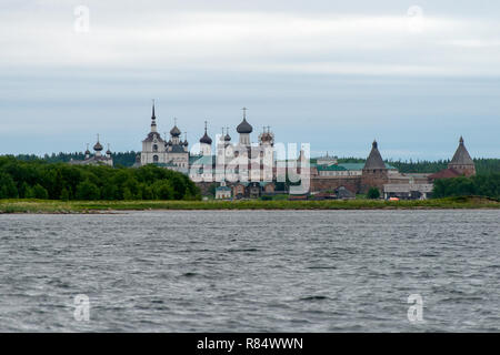 Blick auf solovetsky Kloster aus der Bucht von Wohlbefinden, Russland. Solovetsky Kloster ist auf der Liste des UNESCO Welterbes. Solowki Inseln, Arkhang Stockfoto