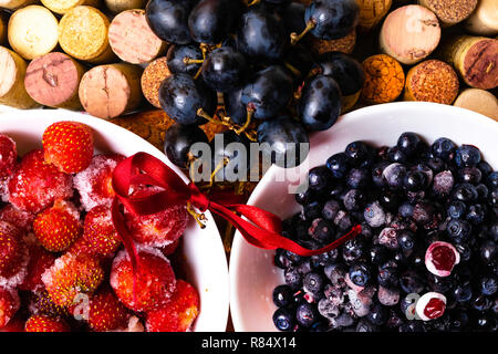 Erdbeere, Heidelbeere, Traube auf weinkorken, Antioxidantien, resveratrol Flavonoide reiche Nahrung Stockfoto
