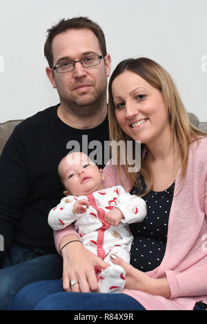 Emily James und Ehemann Chris James mit Ihrem zwei Monate alten Sohnes Harvey an ihrem Haus in Upper Cambourne, Cambridgeshire. Stockfoto