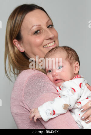 Emily James mit Ihrem zwei Monate alten Sohnes Harvey an ihrem Haus in Upper Cambourne, Cambridgeshire. Stockfoto
