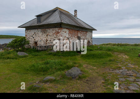 Stein Kammern in St. Andrew's Wüste auf Bolschoj Zayatsky Insel. Solovetsky Inselgruppe, Weißes Meer, Russland Stockfoto