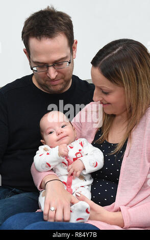 Emily James und Ehemann Chris James mit Ihrem zwei Monate alten Sohnes Harvey an ihrem Haus in Upper Cambourne, Cambridgeshire. Stockfoto