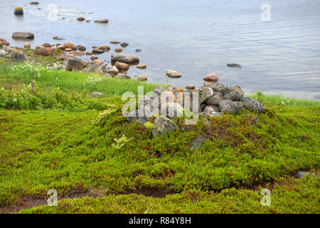 Riesige Steine an der Küste des Bolschoi-theaters Zayatsky Insel. Solovetsky Inselgruppe, Weißes Meer, Russland Stockfoto