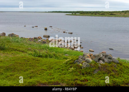 Riesige Steine an der Küste des Bolschoi-theaters Zayatsky Insel. Solovetsky Inselgruppe, Weißes Meer, Russland Stockfoto