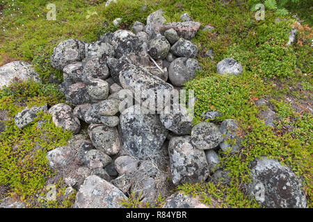 Stein warften - künstliche Steinhaufen von kleinen Felsbrocken auf dem Bolschoj Zayatsky Insel. Solovetsky Inselgruppe, Weißes Meer, Russland Stockfoto