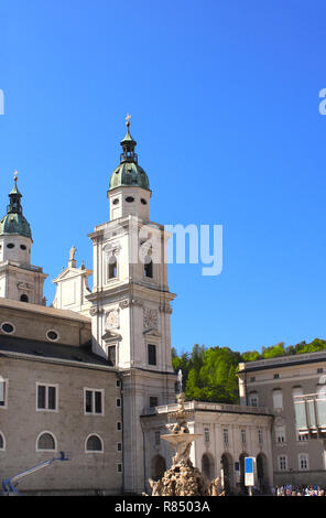 Die berühmte Kathedrale und Residenzbrunnen Brunnen auf Residenzplats, Salzburg, Österreich Stockfoto