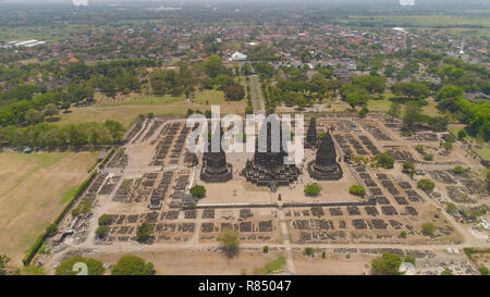 Luftaufnahme Hindu Tempel Candi Prambanan Yogyakarta in Indonesien, Java. Rara Jonggrang Hindu Tempel komplex. Religiöse Gebäude hoch und wies Architektur Monumentale antike Architektur, geschnitzten Steinmauern. Stockfoto