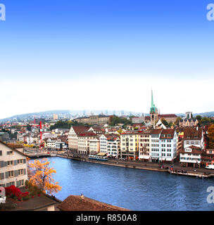 Blick auf den Bahndamm und die Limmat in Zürich, Schweiz Stockfoto