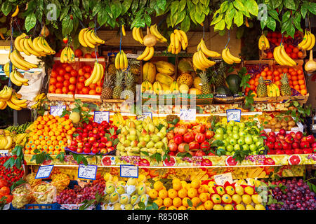 Verkauf von Obst und Gemüse auf den Straßen von Istanbul. Istanbul, Türkei - 12. November 2018. Stockfoto