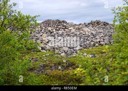 Stein warften - künstliche Steinhaufen von kleinen Felsbrocken auf dem Bolschoj Zayatsky Insel. Solovetsky Inselgruppe, Weißes Meer, Russland Stockfoto