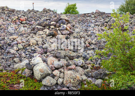 Stein warften - künstliche Steinhaufen von kleinen Felsbrocken auf dem Bolschoj Zayatsky Insel. Solovetsky Inselgruppe, Weißes Meer, Russland Stockfoto
