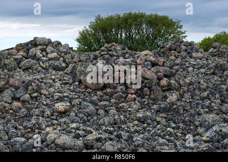 Stein warften - künstliche Steinhaufen von kleinen Felsbrocken auf dem Bolschoj Zayatsky Insel. Solovetsky Inselgruppe, Weißes Meer, Russland Stockfoto